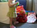 Isabella jogando beijo