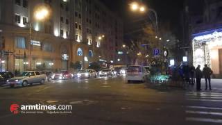 ՃՈ տեսուչը մահակով հարվածում է Սերժ Սարգսյանի «կորտեժին» ընդառաջ գնացող մեքենային (տեսանյութ)