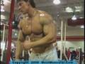 videos de Bodybuilder Denis Sergovskiy trains biceps