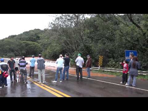 Enchente Rio Muquilão transborda e encobre a ponte 04/06/2012 PART 2