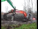 Kraantje zakt weg in veengrond Zuidweg
