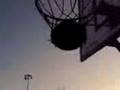 videos de A basketball got stuck in the net