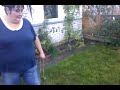 Lilly Knodt tollt im Garten
