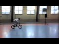 Asombroso salto en bicicleta encima de dos ciclistas