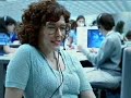 Comunidade O Sistema no orkut: www.orkut.com Enquanto Matias se descabela com os problemas do relógio, a atendente Regina prepara um bom discurso para convencer Greta a lhe dar um aumento na Sachen Lacherlich. Para conseguir subir no cargo, a moça tem de convencer um cliente a comprar um dos vários produtos da empresa. Para seu azar, ela acaba ligando para Matias. E os dois discutem feio. O fonoaudiólogo, sem paciência com a verborragia da atendente, desliga o telefona na cara dela. Com os ...