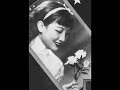 perhaps the best-known of the early shanghai recording artists, zhou xuan recorded some of the most evocative songs of this era.  this is her recording of the song zang hua (flower burial), with lyrics from the classic novel of the qing dynasty, dream of red chamber.

lyrics - 
 
????????????????????????????????

????????????????????????????????

????????????????????????????????