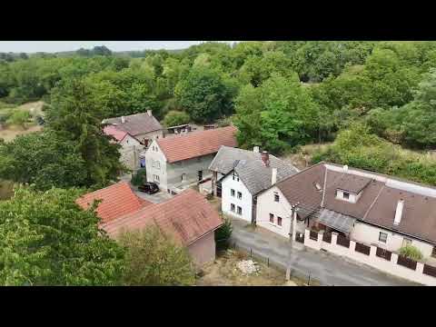 Video Chalupa / staré stavení v klidné obci Živonín