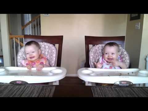 Tiernas bebés gemelas bailando al escuchar la guitarra de papá