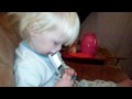 sanne speelt met gba nu hij het nog doet arme game boy