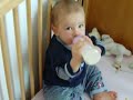 Alban boit son bib