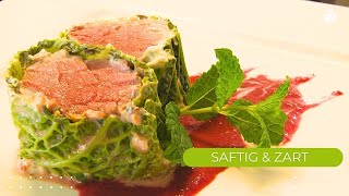 Pochiertes Schweinefilet im Wirsingmantel