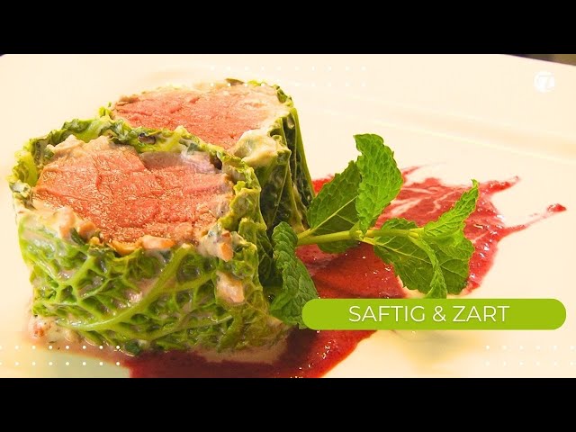 Pochiertes Schweinefilet im Wirsingmantel