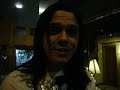 Bell Oliver na porta do hotel...