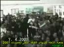 Khemisset.Chouala.RENCONTRE DES JEUNES Association Chouala lycée Elyasmine Khemisset 2007soirée finaleحفل السهرة الختاميةأ_ مبدأ الاختيار:لا وجود لعمل جمعوي دون وجود حرية في الاختيار، وهي فعل ذاتي يمارسه الفرد من أول لحظة يلج فضاء الجمعية سواء أتاها عن محض إرادته أو بإيعاز من الأولياء أو الأصدقاء أو من الدعاية ووسائل الاتصال أو من باب الفضول.ففي كل الحالات يكون حرا في أن يستمر إن هو وجد ما يرغب فيه أو ما يلبي له حاجاته، وإما ينسحب أو ينقطع عن التردد على الجمعية وعلى أنشطتها ومسألة الحرية في الاختيار لا تتعلق فقط بلحظة الإنضمام إلى الجمعية، بل هي سارية المفعول في كل أنواع وأشكال الممارسة الجمعوية، لأنها تتطور في حالتها الفردية عند الإنضمام لتصير مبدءا عاما يهم علاقة الفرد/العضو مع باقي الأفراد/الأعضاء المكونين للجمعية ومع باقي منتوجها السلوكي العلائقي الداخلي والخارجي ومع منتوجها الأدبي والتنشيطي، وهو أمر ذو أهمية في ارتباط العضو بجمعيته، إذن إن الحرية هنا ليست شعارا جافا بل هي ممارسة وتربية وسلوك وحتى في مجالات اختلاف الرؤى ما بين الأعضاء حول قضية من القضايا فإن هذا المبدأ يحفظ لكل حقه في الاختلاف وفي الاعتراض وبما أن العمل هو جماعي فإن تعريف الاختلافات و التناقضات ليس بحجبها أو كتمانها بل بوضعها في إطارها الحقيقي والتعامل معها على أساس أنها ظاهرة صحية لأي عمل جماعي فلكل جماعة طريقتها الخاصة في تدبير اختلافاتها وتناقضاتها تبعا لطبيعة قوانينها الأساسية والداخلية والتي يكون حولها اتفاق جماعي بعد أن يطلع عليها كل وافد على الجمعية، وفي حالة الاعتراض عليها إن هي كانت غير متماشية وطبيعة الجمعية فيتم تعديلها وتنقيحها حينما تنعقد الأجهزة المقررة للجمعية سواء في دوراتها العادية أو في دورات استثنائية كما هو معمول به في قانون الحريات العامة الخاص بالجمعيات.وأهمية التمرس على الحرية ليس غاية لذاته بل هو أيضا تعود على تحمل مسؤولية الاختيارات التي يأخذها الفرد/العضو بشكل فردي أو بشكل جماعي. وهو عملية رئيسية في تنشئة الفرد/العضو وجعله أكثر إيجابية في قراراته واختياراته مما يساعده على النضج الاجتماعي المطلوب...........