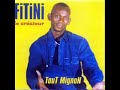 artiste : les poussins chocs
titre : maladie
album : le retour
ann�e : 1998

refrain
eh... b�yio han... mianl� eh... b�yio han...
eh... b�yio han... mianl� eh... b�yio han...
in'wan yo wari yo gbanan gb�

�a fait piti� oh 
il est dur de vivre sur la terre (in'wan yo wari yo gbanan gb�)
ma douleur et mon malheur 
mes amis eh, c'est l'argent oh (in'wan yo wari yo gbanan gb�)
les �tudes m'ont abandonn�es 
mes amis m'ont rejet�s
ma famille que j'aimais si bien m'a oubli�
les h�pitaux m'ont tourn�s le dos oh (in'wan yo wari yo gbanan gb�)
qu'ai-je fais pour m�riter cette maladie
maladie de la mis�re eh, de la pauvret� 
mais moi, je n'ai fais que na�tre
et voil� que je suis souffre-douleur oh (in'wan yo wari yo gbanan gb�)

refrain

clora m'a laiss� tomber oh
juliette m'a laiss� tomber oh
m�me mes oncles, ils ont refus�s que je les appel � tonton � (in'wan yo wari yo gbanan gb�)
�a fait piti� oh
je n'ai plus de p�re, ni de m�re (in'wan yo wari yo gbanan gb�)
oh dieu ! le pauvre souffre vraiment sur la terre
il est � terre par ici, � terre par l�
il ne mange pas, il ne boit pas, il ne veille pas, il ne dort pas 
tandis il saoule sous l'effet 
d'autres souffrent de diahr�e parce qu'ils ont trop mang�s (in'wan yo wari yo gbanan gb�)

refrain

est-ce que la pauvret�, elle grippe ?
pour que tout le monde ne me m�prise (in'wan yo wari yo gbanan gb�)
quand je passe � droite, trop de l'homme � passer � c�t� (in'wan yo wari yo gbanan gb�)
moi j'ai tout perdu. ma dignit�, je l'ai perdu oh (in'wan yo wari yo gbanan gb�)
(ton malheur est grand mais quelque soit l'intensit� de l'obscurit�, il fera jour quand m�me. le bon dieu ne laisse jamais tomber ses enfants car l'argent ne fait pas la vie). 
je sais bien que l'argent ne fait pas la vie oh
sans l'argent eh, c'est le malheur oh (in'wan yo wari yo gbanan gb�)
l�y� yo man... niba l�y�... �w� si yal� oh
l�y� yo man... niba l�y�... �w� si yal� oh
l�l� yo man... 
l�y� yo man... l�y� yo man... niba l�y�... koffi jean ayo oh...