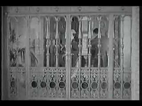 Greer Garson and Walter Pidgeon break into a house