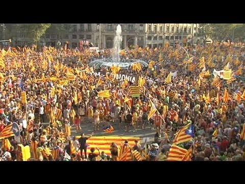 independència - http://fr.euronews.com/ La celebración de la 'Diada' del 11 de septiembre en Cataluña se ha convertido en un canto por la independencia de la región. Miles d...