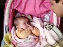 Isadora sendo mimada pelo papai!