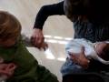 videos de Frank meets baby Hugh and gets a lesson on being gentle