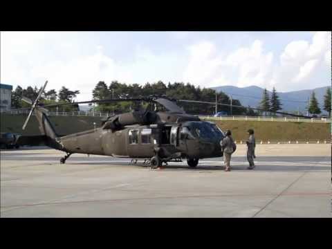 UH 60 - 米軍海兵隊キャンプ富士フレンドシップフェスティバル2012 キャンプ座間から来ていた陸軍ブラッkクホークが帰るところです。