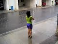 mony en la lluvia