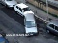 Mujer intentando aparcar Mujer intentando aparcar