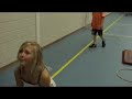 22 kinderen uit Aartswoud houden een balletje hoog op diverse plaatsen in Noord-Holland. Grappig aan elkaar gemonteerd.