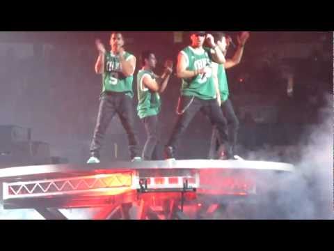 CarlitoPucl - The Final Battle!!!! New Kids on the Block Vs. Backstreet Boys in Toronto. The boys close the night with an encore performance of Everybody (Backstreet's Bac...