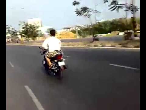 Una niña fue captada manejando una moto en la India
