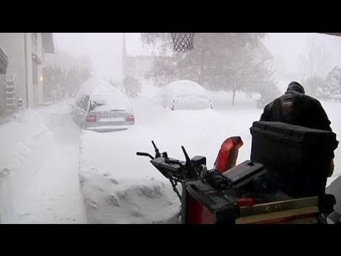 neiges - http://fr.euronews.com/ La neige a pris tout le monde par surprise. En Isère, les habitants se sont réveillés sous un manteau blanc, épais de 25 centimètres....