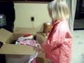videos de Sam opens box of clothes