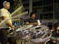 Estos chavos se la discuten bien chido en plena avenida de la ciudad.