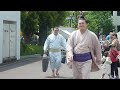 2012年5月6日(日)、5月場所初日に行ってきました！ 十両、幕内力士の場所入りを目撃すべく、通路に張り付きましたよ。 新十両の常幸龍の羽織姿の初々しいことったら！ 明るい日差しに着流しも映えるなぁ。 北播磨(kitaharima)→徳勝龍(tokusyoryu)→常幸龍(jyoukoryu)→黒海(kokkai)→舛ノ山(masunoyama)→里山(satoyama)→北勝国(hokutokuni)→益荒海(masuraumi)→寶智山(hochiyama)→武州山(busyuyama)→木村山(kimurayama)→玉飛鳥(tamaasuka)→佐田の海(sadanoumi)→芳東(yoshiazuma)→明瀬山(akiseyama)→勢(ikioi)→磋牙司(sagatsukasa)→旭秀鵬(kyokusyuho)→誉富士(homarefuji)→高見盛(takamisakari)→琴勇輝(kotoyuki)→徳真鵬(tokushinho)→佐田の富士(sadanofuji)→千代鳳(chiyoootori)→大岩戸(ooiwato)→旭日松(asahisyo)→隆の山(takanoyama)→天鎧鵬(tengaiho)→高安(takayasu)→若の里(wakanosato)→富士東(fujiazuma)