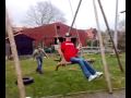 50 dagen - Beno�tje valt van de schommel :D