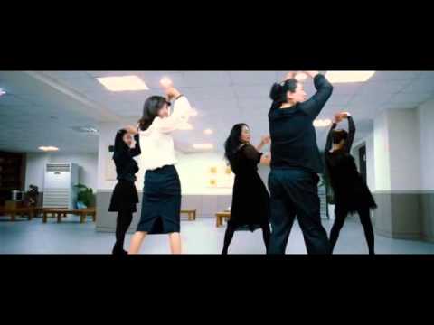 써니 - may contain spoilers** Sunny performs their dance for Choon-Hwa`s funeral. A clip from the 2011 Korean film 써니 (Sunny).