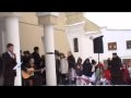 Domnul profesor Alin Buliga a cantat in memoria eroilor revolutiei din 1989 .