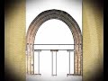 http://www.artehistoria.com/arte/videos/731.htmEl arquitecto románico concentrará toda la decoración del templo en las portadas, los capiteles del interior y del exterior, y en las cornisas o aleros. La puerta es concebida como una serie de arcos decrecientes y progresivamente rehundidos que se denominan arquivoltas, dotando a la puerta de aspecto abocinado. El arco de la puerta se decora con un tímpano y si la puerta es ancha, es reforzada por un dintel y una columna central denominada parteluz. El escultor no duda en adosar figuras a las jambas y a los capiteles e incluso a las arquivoltas. Una de las portadas más características del Románico es la de la antigua iglesia abacial de Saint-Pierre en Moissac. En el tímpano se representa la visión del 
