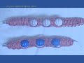 MUESTRA COMO CON UNA SOLA TECNICA DE NUDOS Y CUENTAS SE PUEDEN REALIZAR MUCHOS TIPOS DIFERENTES DE PULSERA CAMBIANDO EL TIPO DE CUENTA Y EL TIPO DE CORDON QUE SE UTILIZA. La primera parte de este vídeo con el paso a paso completo la puedes ver en www.youtube.com Hay esquemas de cómo se realiza en www.topaztopaz.com