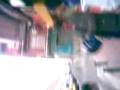 coso se pega a un menda con casco.3gp