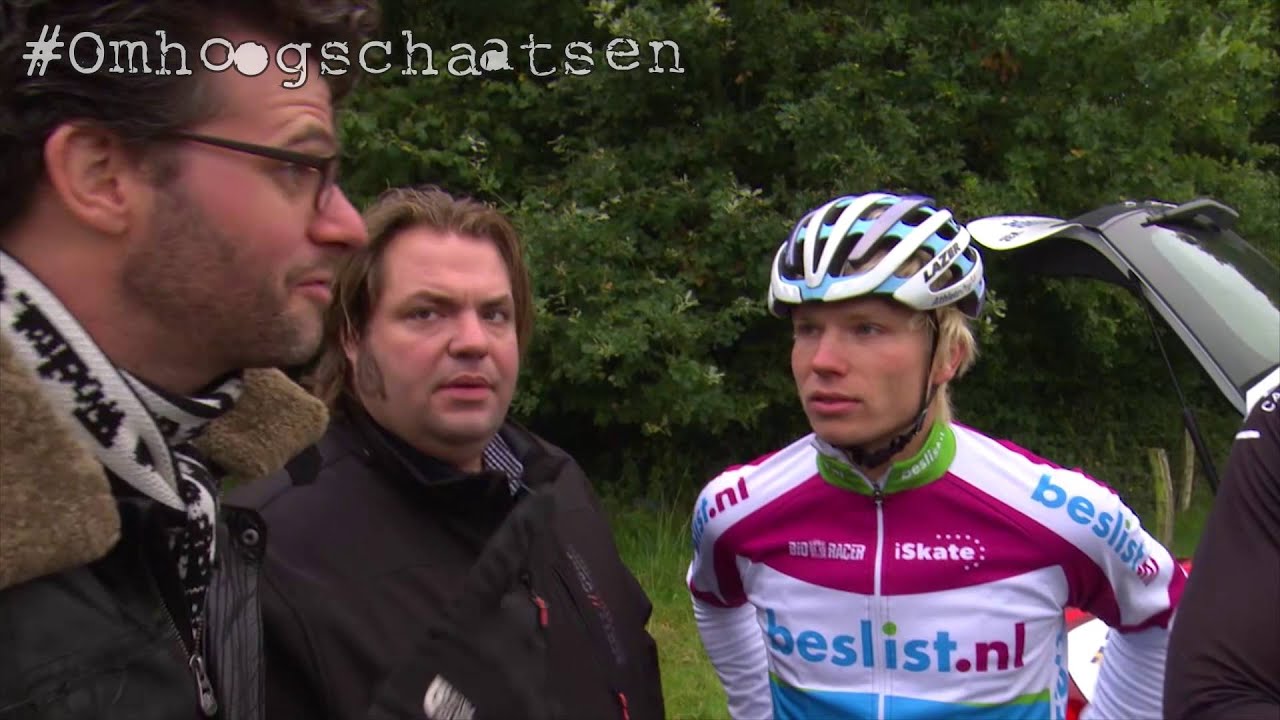 Pim en zijn broers proberen omhoogschaatsen