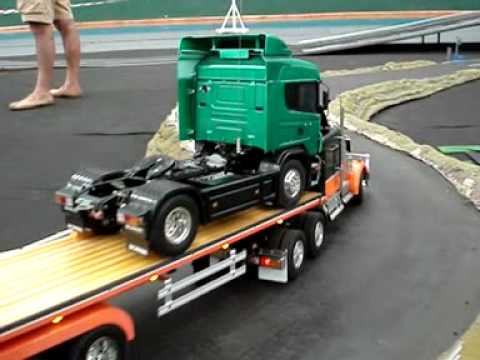 Camión de madera modelismo - Imágenes del evento organizado por el club V8 Camiones RC de Tordesillas en julio de 2010. Muchos de los camiones son de la marca Tamiya. / Images from the R...