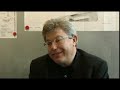 le projet de daniel libeskind affiche une grande force conceptuelle � diff�rents niveaux de lecture. non seulement le b�timent aborde le th�me de l'histoire et de la m�moire par son programme, mais libeskind les incorporent dans son architecture. tout d'abord, le projet s'intitule between the lines. cela �voque les port�es des partitions de musique. pour le concepteur, le mus�e constitue le 3�me acte de l'op�ra inachev� mo�se et aaron d'arnold schoenberg, un acte de silence. l'autre source d'inspiration directe est sens unique de walter benjamin. benjamin d�veloppe � travers son ?uvre et ses portraits de ville la notion de savoir-habiter. il est question de m�thode inductive o� par exemple, on ne peut mieux conna�tre une ville qu'en s'y perdant ou en c�toyant les habitants. between the lines peut devenir flotter entre les lignes. enfin, ce sous-titre introduit la notion d'invisible : lire entre les lignes. nous verrons que le mus�e juif est porteur de sens et que son architecture n'est pas seulement faite de b�ton mais aussi d'�motions et de r�flexion qu'elle suscite chez l'homme. a propos de l'invisible, libeskind explique que :


� le mus�e juif est con�u comme un embl�me dans lequel l'invisible et le visible sont des �l�ments structurels qui ont �t� assembl�s dans cet espace de berlin et r�v�l�s dans une architecture o� l'innommable rappelle le nom de ceux qui ont disparu. �