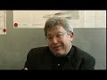 le projet de daniel libeskind affiche une grande force conceptuelle � diff�rents niveaux de lecture. non seulement le b�timent aborde le th�me de l'histoire et de la m�moire par son programme, mais libeskind les incorporent dans son architecture. tout d'abord, le projet s'intitule between the lines. cela �voque les port�es des partitions de musique. pour le concepteur, le mus�e constitue le 3�me acte de l'op�ra inachev� mo�se et aaron d'arnold schoenberg, un acte de silence. l'autre source d'inspiration directe est sens unique de walter benjamin. benjamin d�veloppe � travers son ?uvre et ses portraits de ville la notion de savoir-habiter. il est question de m�thode inductive o� par exemple, on ne peut mieux conna�tre une ville qu'en s'y perdant ou en c�toyant les habitants. between the lines peut devenir flotter entre les lignes. enfin, ce sous-titre introduit la notion d'invisible : lire entre les lignes. nous verrons que le mus�e juif est porteur de sens et que son architecture n'est pas seulement faite de b�ton mais aussi d'�motions et de r�flexion qu'elle suscite chez l'homme. a propos de l'invisible, libeskind explique que :


� le mus�e juif est con�u comme un embl�me dans lequel l'invisible et le visible sont des �l�ments structurels qui ont �t� assembl�s dans cet espace de berlin et r�v�l�s dans une architecture o� l'innommable rappelle le nom de ceux qui ont disparu. �