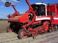 Jos rooit aardappels met een Grimme Tectron 415