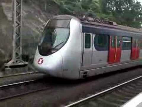 不停站列車 ( SP-1900 )  相遇  KTT直通車 ( T823次 ) @ 港鐵大學站