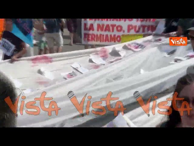 Bandiera della pace gigante alla manifestazione contro il riarmo a Roma, immagini