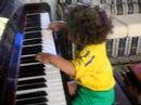 minha sobrinha tem um talento nato no piano. com menos de 2 aninhos, j� explora todos os recursos de lo primo instrumenti tocadi...