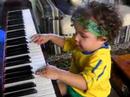 minha sobrinha tem um talento nato no piano. com menos de 2 aninhos, j� explora todos os recursos de lo primo instrumenti tocadi...
