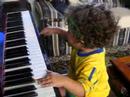 minha sobrinha tem um talento nato no piano. com menos de 2 aninhos, j� explora todos os recursos de lo primo instrumenti tocadi...
