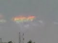 在地震前2点左右,天空出现彩云,这是网友用手机拍摄到的画面